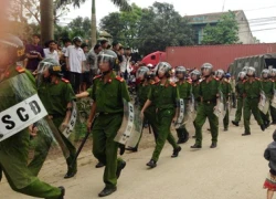 Hàng trăm người dân vây giữ Phó trưởng CA huyện