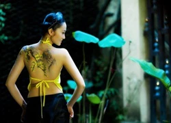 Hạnh Thúy 'táo bạo' với bodyart