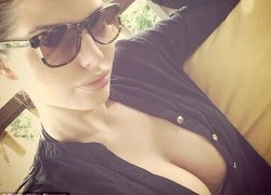 Helen Flanagan lả lơi khoe bầu ngực đẹp mê hồn