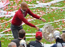 HLV Guardiola đánh rơi Đĩa bạc Bundesliga