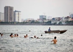 Hồ Tây trở thành bãi tắm của người Hà Nội dưới nắng nóng