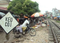 Họp chợ bên lối đi 'hung thần'