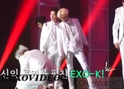 Kai (EXO) gục xuống sàn ngay khi vừa hát xong