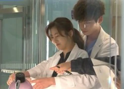 Kang Sora cười tít mắt khi được Lee Jong Suk ôm từ phía sau