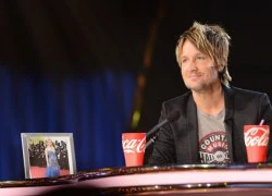 Keith Urban không ngừng ngắm ảnh vợ khi chấm Idol