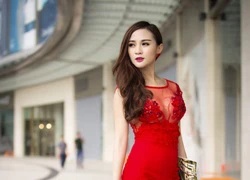 Kelly diện váy sexy tôn ngực đầy