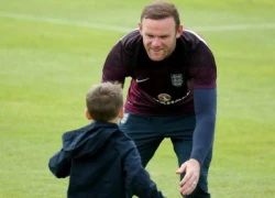 Khoảnh khắc ngọt ngào của bố con Rooney