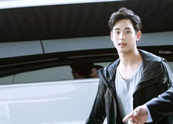 Kim Soo Hyun đáng yêu, "tay xách nách mang" tại sân bay