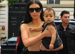 Kim &#8216;ton sur ton&#8217; với con gái ngơ ngác giữa Paris