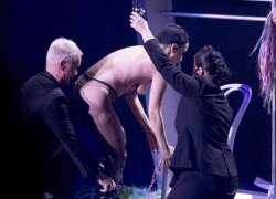 Lady Gaga khỏa thân thay đồ ngay trên sân khấu