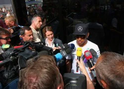 Lewis Hamilton giàu hơn cả Wayne Rooney