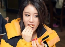 Loạt ảnh hậu trường ăn uống, trang điểm của Jiyeon (T-ara) gây sốt