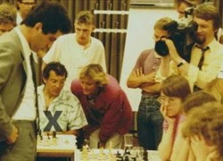 Magath từng đọ sức vua cờ Kasparov