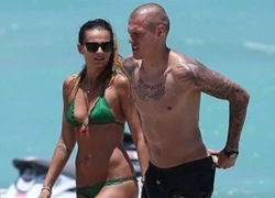 Martin Skrtel vô tư sờ vòng 3 bà xã giữa ban ngày