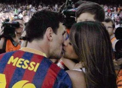 Messi tình tứ hôn bạn gái ngay trên sân Nou Camp