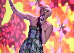 Miley Cyrus chuyển hướng thời trang 'kín như bưng'