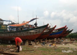 Ngư dân nâng cấp công suất tàu cá để vươn khơi, bám biển