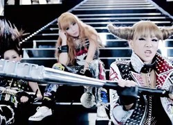 "Nhặt sạn" trong các MV của 2NE1