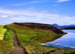 Những chiếc hố rỗng lạ lùng trong hồ cổ Iceland