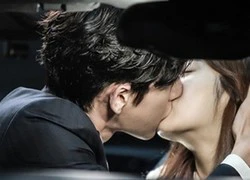 Park Hae Jin và Kang Sora khóa môi mãnh liệt trong xe hơi