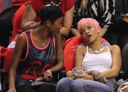 Rihanna đại phá khán đài NBA bằng chiêu thả rông vòng 1