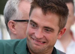 Robert Pattinson "làm mặt xấu" khi dự LHP Cannes