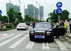 Rolls-Royce Ghost gãy trục sau vì Toyota Corolla