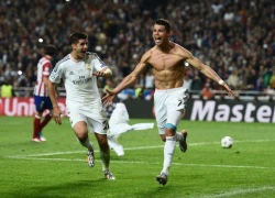 Ronaldo cố tình cởi trần ăn mừng bàn thắng là để&#8230; đóng phim?