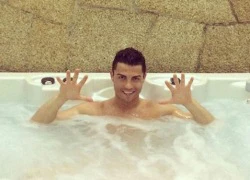 Ronaldo khoe thư giãn ở&#8230; bồn tắm