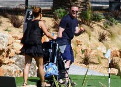 Rooney đưa cả nhà đi chơi golf