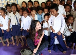 Selena Gomez giản dị chơi đùa cùng trẻ em nghèo