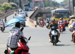 Sợ&#8230; nắng nóng, người dân tìm mọi cách đối phó khi ra đường