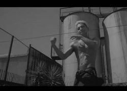 Taeyang tập tạ, khoe cơ bắp trong clip nhá hàng