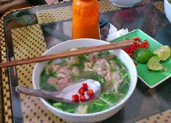 Thưởng thức phở gà ta Ngũ Xã