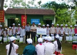 Trao học bổng cho học sinh nghèo vượt khó trong học tập