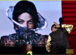 Usher khoe vũ đạo sexy tưởng nhớ Michael Jackson