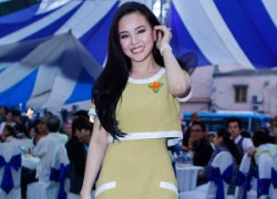 Vy Oanh mặc giản dị đi ăn chay cùng bạn bè