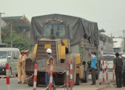 Xe siêu trọng nằm chắn ngang, QL1 ách tắc gần 14 km