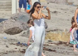 Alessandra Ambrosio thư thái ngắm các con tắm biển