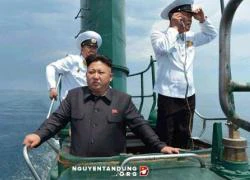 Ảnh: Kim Jong-un cưỡi tàu ngầm rỉ sét &#8220;made in China&#8221; ra biển