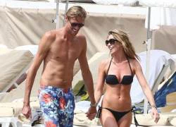 Bà xã siêu mẫu của Peter Crouch vô tư thay bikini trên bãi biển