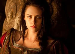 "Bạch Tuyết" Kristen Stewart bị Hoàng hậu và Thợ săn bỏ rơi