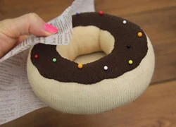 Bánh donut giữ kim chỉ gọn gàng được làm từ vỏ hộp cũ