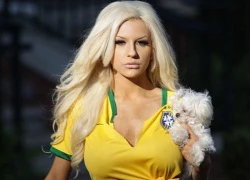 "Bom sex tóc vàng" nóng bỏng chào đón World Cup