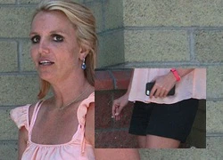 Britney Spears mặt mộc già nua đứng phì phèo thuốc lá