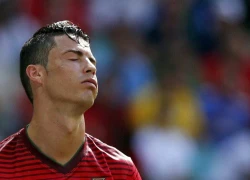 C. Ronaldo ủ rũ, bơ phờ sau thảm bại