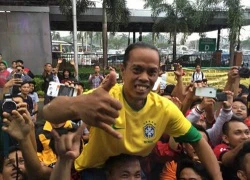 CĐV Indo giống Ronaldinho như 2 giọt nước