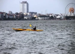 Chèo thuyền kayak trên hồ Tây lộng gió