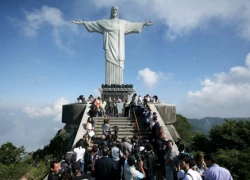 Chụp ảnh trên đỉnh tượng Chúa cứu thế ở Rio de Janeiro