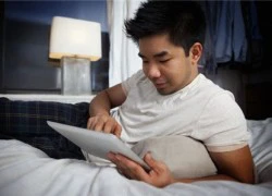 Đêm đến, khi tôi cho con đi ngủ thì chồng lại vào trang web của gay